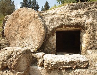 piatra de la intrarea în mormânt era dată la o parte
