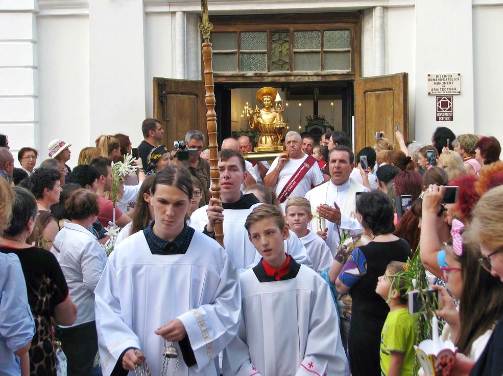 începutul procesiunii cu statueta purtătoare de moaşte a Sf. Anton de Padova