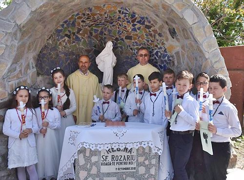 copiii și preoții celebranți la Grota Maicii Domnului