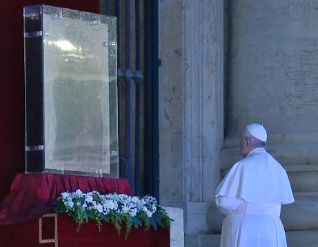 papa Francisc rugându-se la icoana Maicii Domnului