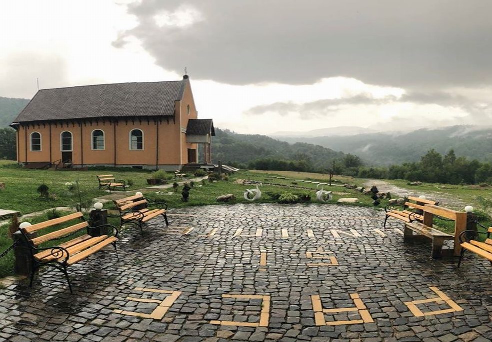 biserica „Sf. Treime” și locul de relaxare - conventul franciscan de la Pârâul Rece