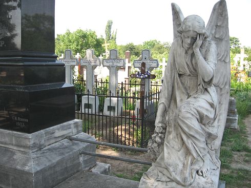 îngerul de pe monumentul funerar al preoților franciscani din Cimitirul Eternitatea (Galați)