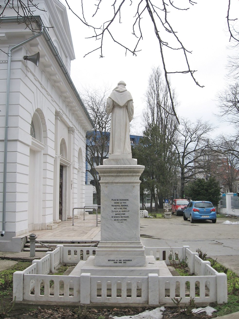 statuia exterioară a Sf. Anton de Padova, biserica romano-catolică din Galați (2020)