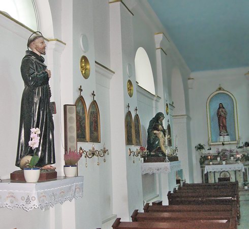 latura din stânga a bisericii romano-catolice din Galați (2020)