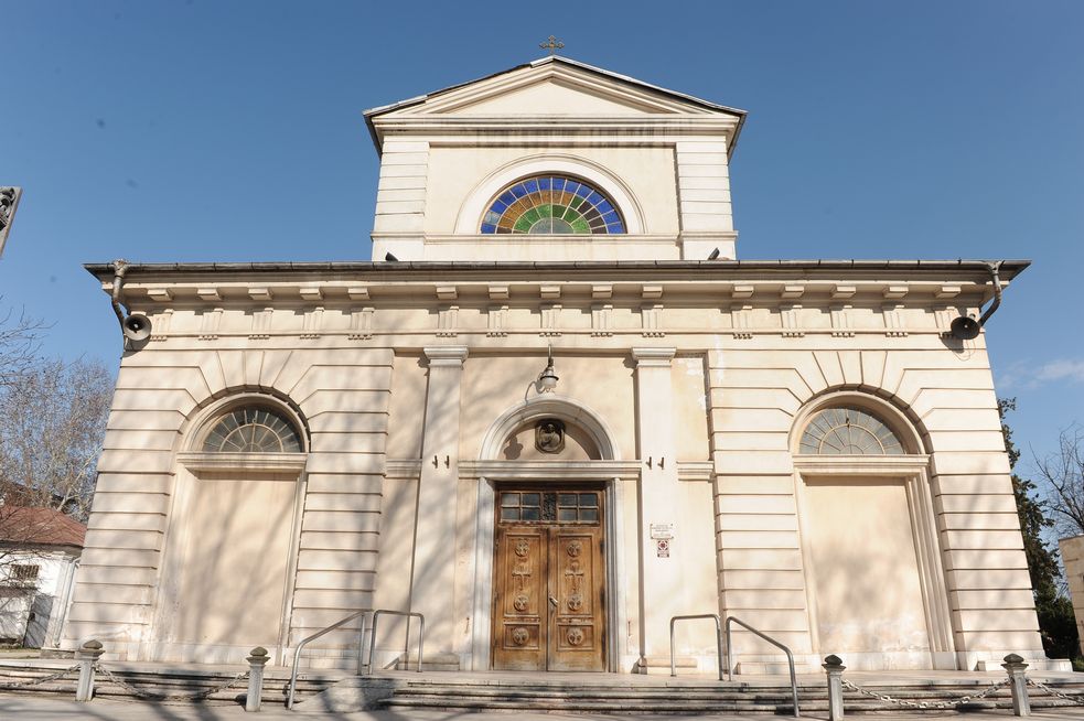 fațada bisericii romano-catolice din Galați (2016)