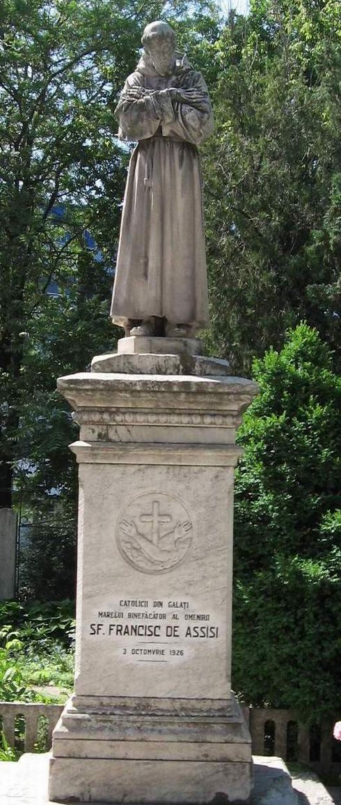statuia exterioară a Sf. Francisc de Assisi, biserica romano-catolică din Galați (2010)
