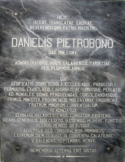 inscripția de pe mormântul părintelui Daniel Pietrobono, biserica romano-catolică din Galați (2016)
