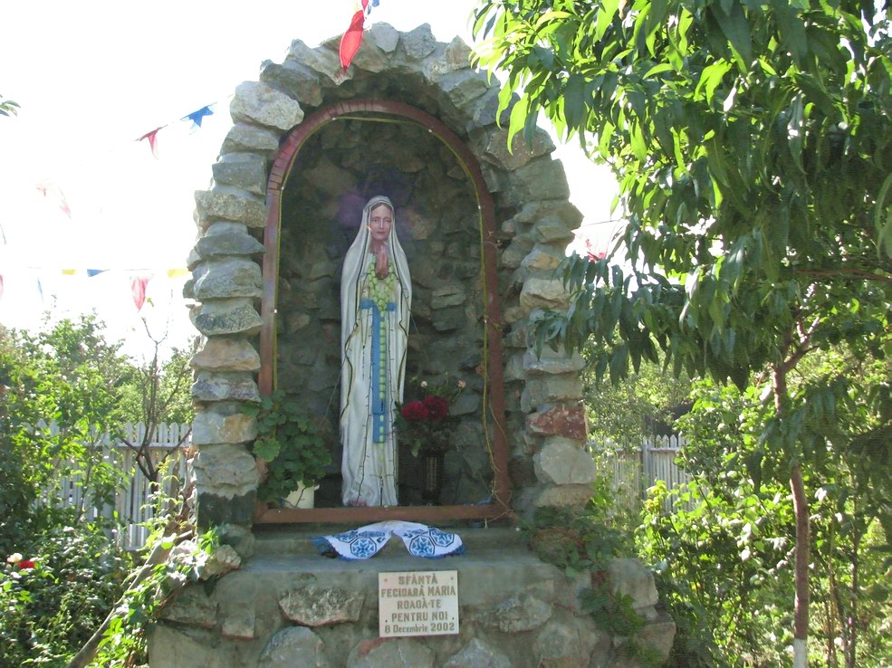 Foltești - grota Sf. Fecioare Maria de la Lourdes