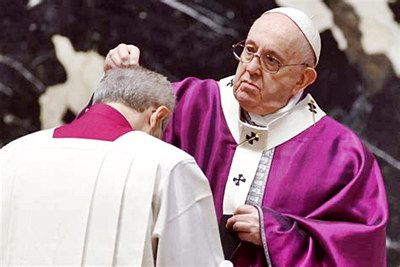 papa Francisc împlinind ritul din Miercurea Cenușii