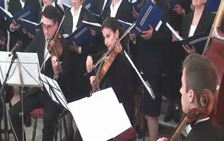 Concertul de Paşti susţinut în biserica romano-catolică din Galaţi de Corul şi Orchestra de Cameră „Schola Cantorum Muşatină” din Roman şi Corul „Schola Cantorum Franciscană” din Galaţi