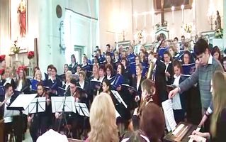 Concertul de Paşti susţinut în biserica romano-catolică din Galaţi de Corul şi Orchestra de Cameră „Schola Cantorum Muşatină” din Roman şi Corul „Schola Cantorum Franciscană” din Galaţi