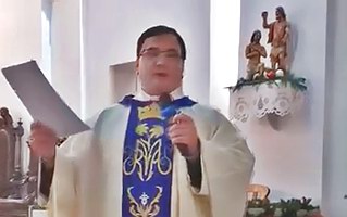 părintele paroh Petrică-Augustin Pătrașcu rostind Plugușorul în ajunul Anului Nou