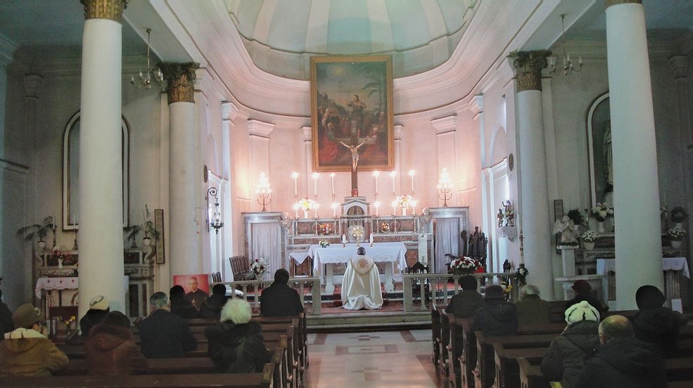 momente de Adoraţie Euharistică ale terţiarilor franciscani în biserica din Galaţi