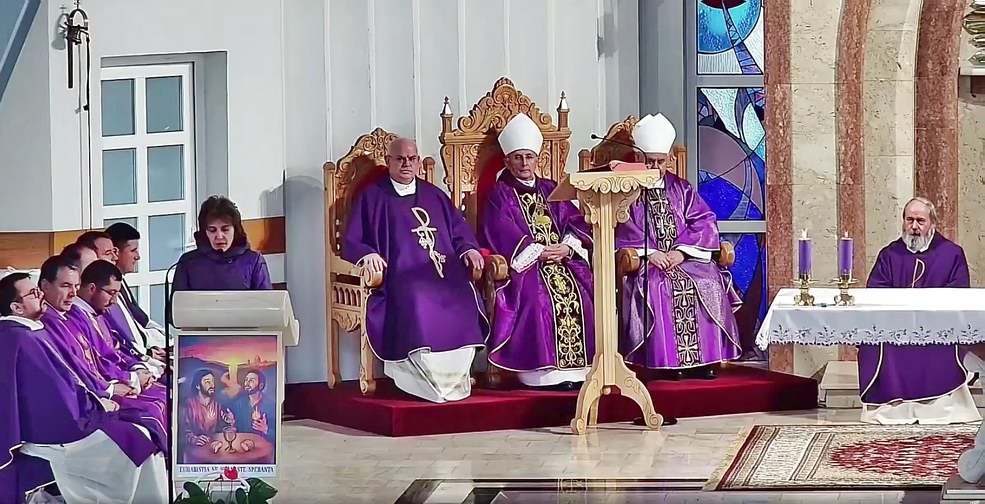 Romana Drașovean rostind mesajul omagial din partea parohiei din Galați, la slujba de înmormântare a pr. Cristian Blăjuț (Nisiporești, 31.03.2026)