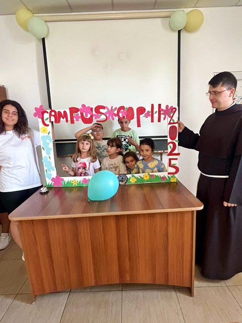 fotografie surpriză cu părintele Iulian-Robert Țâmpu și câțiva copii (Galați, 2025)