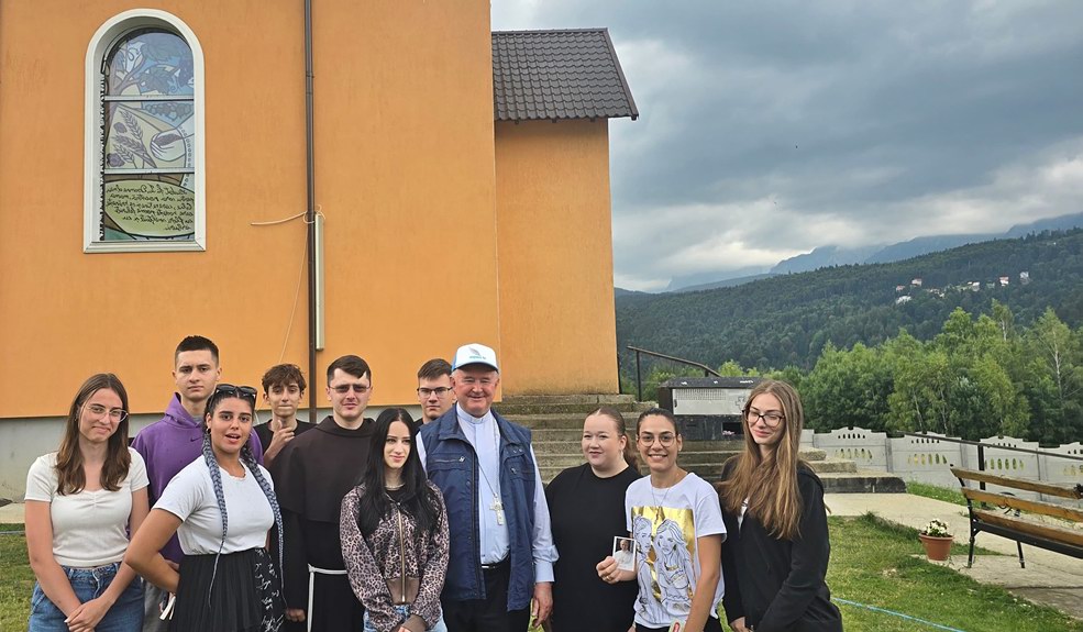 împreună cu IPS Aurel Percă, în curtea mănăstirii (Pârâul Rece, 2025)