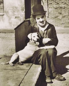 Charlie Chaplin și câinele Scraps - fericiți